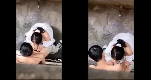 Quay lén em nữ học sinh bj cho em gái trong hẻm