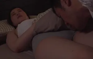 3 ngày người chồng đi bàn việc làm ăn, người vợ ở nhà nữa đêm bị bố ông xã mò vào phòng